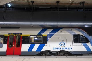 L'offre en transports publics dans le Grand Genève doit mieux répondre aux besoins par un élargissement des horaires du Léman Express, estiment les associations Transports et environnement (ATE) et Rail Dauphiné Savoie Léman (ARDSL). KEYSTONE/MARTIAL TREZZINI